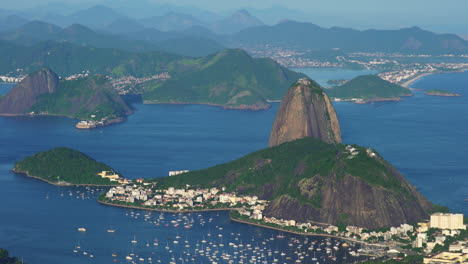 Ein-Atemberaubendes-Panorama-Vom-Aussichtspunkt-Cristo-Redentor-Bietet-Ausblicke-Auf-Die-Stadt-Rio-De-Janeiro-Und-Die-Mit-Booten-Und-Kleinen-Inseln-übersäten-Gewässer
