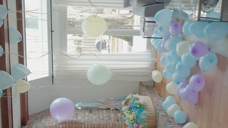 Baby-shower-decoration-with-pastel-ballons-inflated-with-hydrogen