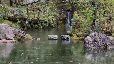 Ruhiger-Fluss-Und-Kleine-Wasserfälle-In-Den-Gärten-Des-Konchi-in-Tempels,-Kyoto,-Japan