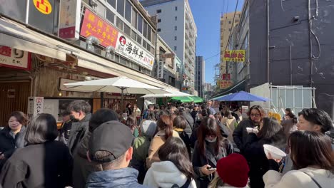 Touristen-Filmen-Die-Menschenmassen-Auf-Dem-Tsukiji-Fischmarkt,-Tokio,-Japan