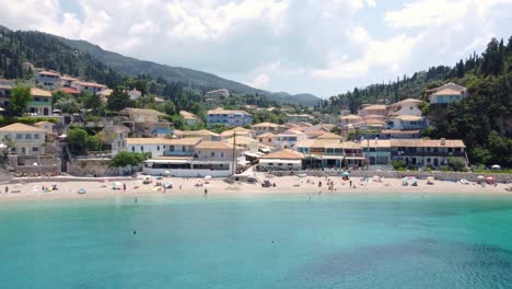 Lindo-Pueblo-De-Agios-Nikitas-Con-Laguna-De-Agua-Turquesa,-Lefkada,-Islas-Jónicas,-Grecia