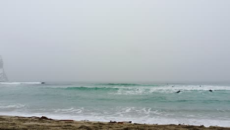 Anfänger-üben-Das-Surfen-An-Einem-Kalten,-Verschneiten-Tag