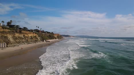 Wellen-Des-Pazifischen-Ozeans-Erreichen-Die-Küste-Von-Del-Mar-Beach-In-San-Diego,-Kalifornien,-USA