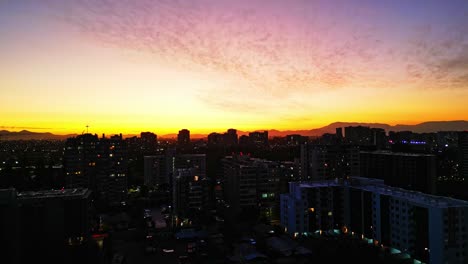 Atardecer-Con-Colores-Rojos-De-Otoño-En-Santiago-De-Chile