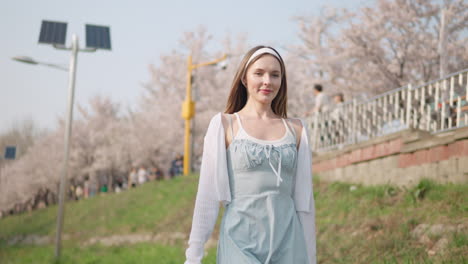 Lovely-Girl-Walking-In-The-Yangjae-Citizens-Forest-In-Spring-In-Seocho,-Seoul,-South-Korea