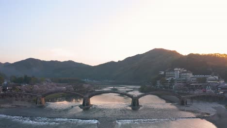 4K-Luftaufnahme-Der-Iwakuni-Kintaikyo-Brücke-Im-Morgengrauen,-Frühling-In-Japan