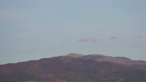 Hermoso-Atardecer-Time-lapse-De-Colinas-En-Las-Montañas-De-Los-Balcanes,-En-Bulgaria