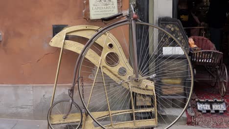 Ein-Vintage-Fahrrad-Steigert-Den-Kulturellen-Und-Touristischen-Reiz-Und-Symbolisiert-Reisen-Und-Erbe