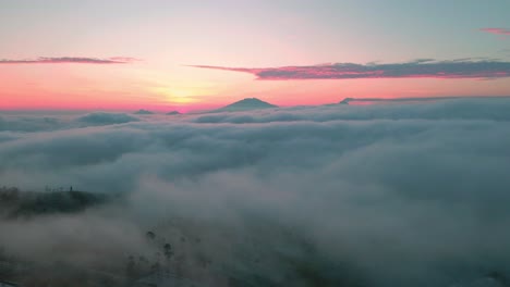 Die-Sonne-Geht-über-Den-Wolken-Auf,-Vor-Dem-Hintergrund-Der-Berge-Und-Des-Nebels-Am-Morgen