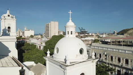 El-Dron-Se-Aleja-De-La-Cruz-De-Cristo-Para-Revelar-La-Catedral-De-Santa-Marta.