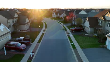 Barrio-Moderno-Durante-El-Atardecer-De-Primavera