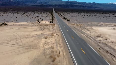 Road-Between-The-Desert-In-California,-USA
