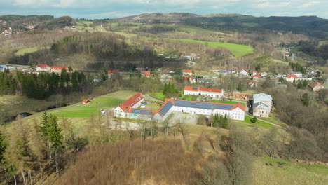 Luftaufnahme-Des-Hotels-Jedlinka-Und-Des-Jedlinka-Palastes,-Umgeben-Von-Bewaldeter-Landschaft-In-Jedlina-Zdroj,-Polen