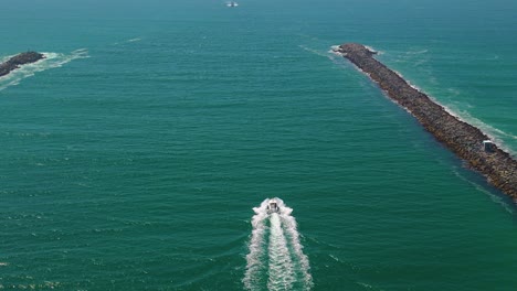 Speedboat-Heading-To-The-Sea-From-Mission-Bay-In-San-Diego,-California,-USA