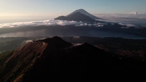 Mount-Abang-Vom-Vulkan-Mount-Batur-Bei-Sonnenaufgang-In-Bali,-Indonesien