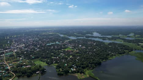 Pintoresco-Pueblo-Rural-Verde-Rodeado-De-Lago-Y-Río