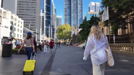 Cámara-Lenta-De-Gente-Caminando-Cerca-Del-Ayuntamiento,-Sydney-Cbd