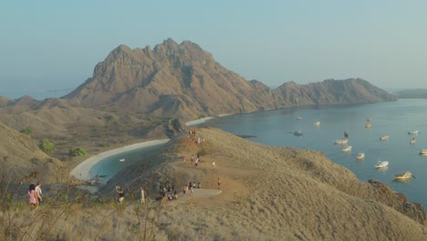 Touristen-Wandern-Zum-Gipfel-Des-Berges-Der-Insel-Padar