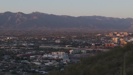 Luftaufnahme-Der-Skyline-Der-Innenstadt-Von-Tucson,-Arizona,-Mit-Bergen-Bei-Sonnenuntergang