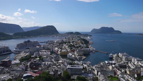 Alesund,-Noruega,-Vista-Panorámica-De-La-Ciudad,-El-Puerto,-Los-Edificios-Y-El-Fiordo