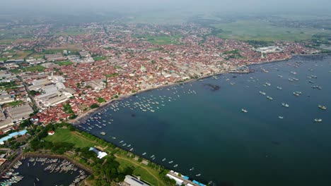 Pesca-En-Muncar,-El-Puerto-Pesquero-Más-Grande-De-Java,-Conocido-Por-Su-Bulliciosa-Actividad-Y-La-Importancia-De-La-Industria-Pesquera-Para-La-Economía-Local.