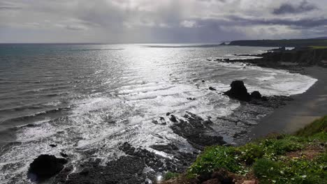 Paisaje-Marino-Luz-Y-Colores-Espectaculares-En-Una-Tarde-De-Primavera-Playa-Desierta-En-La-Bahía-De-Tankardstown-En-La-Costa-De-Cobre-Waterforf-Irlanda-Hermosa-Naturaleza