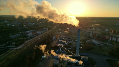 Rauch-Steigt-Aus-Einem-Großen-Industrieschornstein-Auf-Und-Setzt-Chemikalien-In-Die-Atmosphäre-Frei