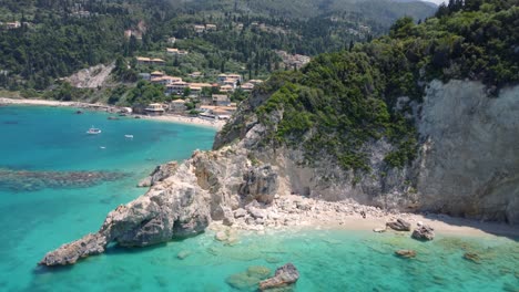 Agios-Nikitas-Milos-Versteckter-Strand-In-Griechenland,-Mit-Klippen,-Vegetation-Und-Felsen-Entlang-Der-Ionischen-Küste,-Mit-Türkisfarbenem-Wasser-Und-Felsigen-Inseln,-Die-Mit-Grüner-Vegetation-Bedeckt-Sind