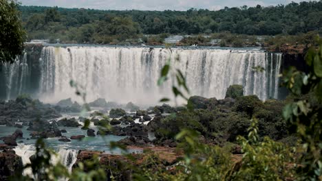 Impresionante-Vista-De-Las-Cataratas-Del-Iguazú-En-Verano-En-Brasil.