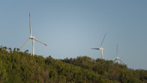 Rotierende-Windmühlen-Erzeugen-Grüne,-Nachhaltige-Energie-Aus-Windkraft