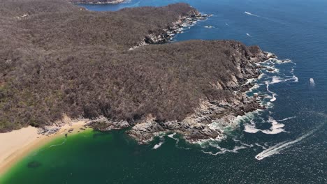 Vuelo-Con-Drones-Sobre-La-Prístina-Bahía-De-Cacaluta.