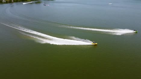 Luftaufnahme-Von-Jetskis-Auf-Einem-See-In-Minnesota