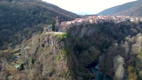 Luftdrohnenkreis-Castellfollit-De-La-Roca:-Die-Klippenstadt-In-Den-Pyrenäen-Von-Girona,-In-Der-Nähe-Der-Vulkanzone-Garrotxa