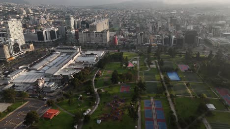 Imágenes-De-Video-De-Drones-Aéreos-De-Qutio-Amanecer-Temprano-En-La-Mañana-Ciudad-Capital-De-Ecuador-Parque-La-Carolina-Tráfico-Catedral-Metropolitana-De-Quito