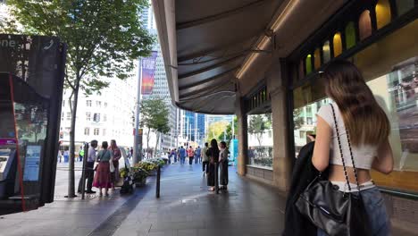 Cámara-Lenta-De-Mujeres-Asiáticas-Y-Peatones-Caminando-En-El-Edificio-Queen-Victoria-Qvb-En-Sydney-Cbd