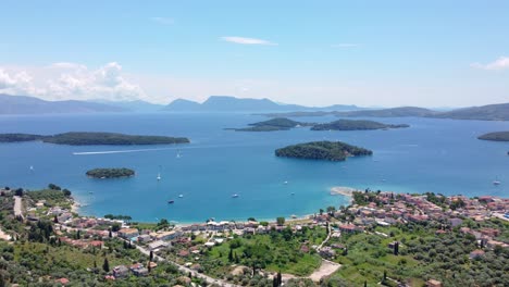 Der-Panoramablick-Vom-Balkon-Aussichtspunkt-Oberhalb-Der-Stadt-Nydri-Bietet-Einen-Atemberaubenden-Blick-Auf-Die-Insel-Lefkada-Und-Die-Nahe-Gelegenen-Ionischen-Strände,-Die-Für-Ausflüge-Zu-Den-Ionischen-Inseln-Berühmt-Sind