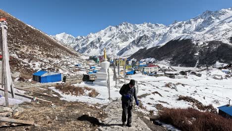 Vista-Sobre-Las-Casas-Coloridas-Y-El-Valle-Helado-De-Kyanjin-Gompa