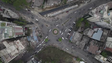 Tráfico-De-Intersección-De-Ciudad-Verde-Con-Carreteras-Limpias