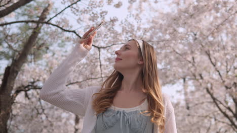 Encantadora-Joven-Disfrutando-De-La-Vista-De-Las-Exuberantes-Flores-De-Sakura-En-El-Parque-Forestal-Ciudadano-De-Yangjae,-Distrito-De-Seocho,-Ciudad-De-Seúl,-Corea-Del-Sur