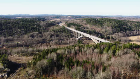 Fliegen-In-Richtung-Munkedals-Brücke-Oder-Munkedalsbron-Bei-Munkedal,-Bohuslan,-Luftaufnahmen