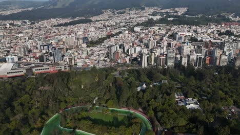 Luftbild-Drohnen-Videoaufnahmen-Von-Qutio,-Sonnenaufgang-Am-Frühen-Morgen,-Hauptstadt-Von-Ecuador,-La-Carolina,-Park,-Verkehr,-Catedral-Metropolitana-De-Quito,-Südamerikanische-Skyline