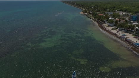 Barcos-Navegando-Por-La-Playa-De-Guayacanes,-San-Pedro-De-Macorís-En-República-Dominicana.