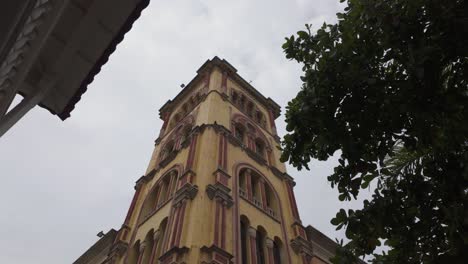 Blick-Nach-Oben-Auf-Den-Turm-Der-Universität-Von-Cartagena