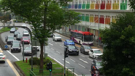 Toma-Estática-Que-Captura-El-Tráfico-Intenso-En-Hill-Street-Con-La-Colorida-Y-Antigua-Comisaría-De-Policía-De-Hill-Street-Al-Fondo-En-Un-Día-Lluvioso-En-Singapur.