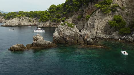 Felsküste-An-Einsamen-Buchten-Auf-Der-Insel-Kalamota-In-Der-Nähe-Von-Dubrovnik,-Kroatien