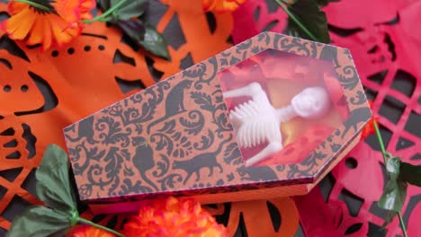 Esqueleto-En-Un-Ataúd-Halloween,-Manualidades-Decorativas-Del-Día-De-Muertos