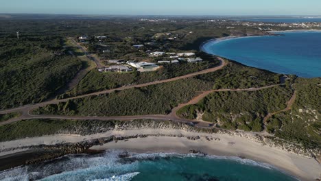 Vista-Aérea-Que-Muestra-La-Casa-Y-La-Villa-En-La-Cima-De-La-Playa-Salmon-En-Australia-Occidental