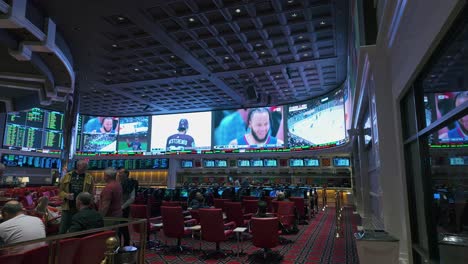 Vista-Panorámica-De-Una-Casa-De-Apuestas-Deportivas-En-Las-Vegas-Con-Un-Grupo-De-Hombres-Conversando.