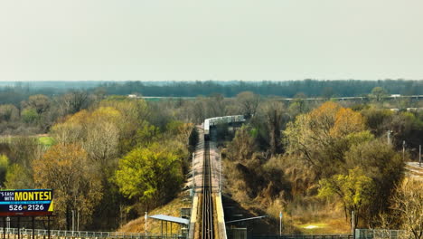 Puente-Ferroviario-Sobre-El-Parque-Fluvial-Regional-Del-Delta-De-West-Memphis-En-West-Memphis-En-Tennessee,-EE.UU.