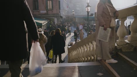 Pedestrians-descending-Rialto-Bridge-in-Venice